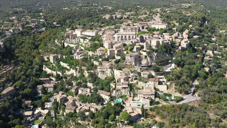 Bergdorf-Gordes,-Berühmtes-Reiseziel-Für-Hotels,-Schloss-Vaucluse,-Luberon