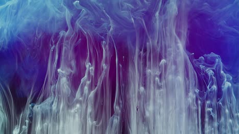 la niebla abstracta asciende hacia arriba sobre un fondo azul y violeta