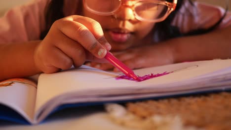 una joven dibujando en un cuaderno