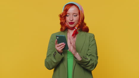 niña pelirroja usando teléfono móvil escribiendo posts en la web mensajes de sms navegando adicción a las redes sociales