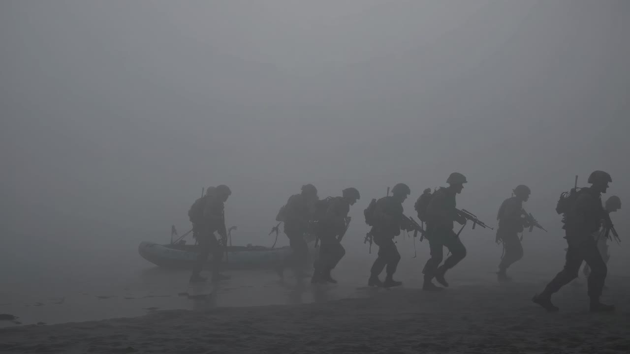 ejercicio de entrenamiento militar en la niebla
