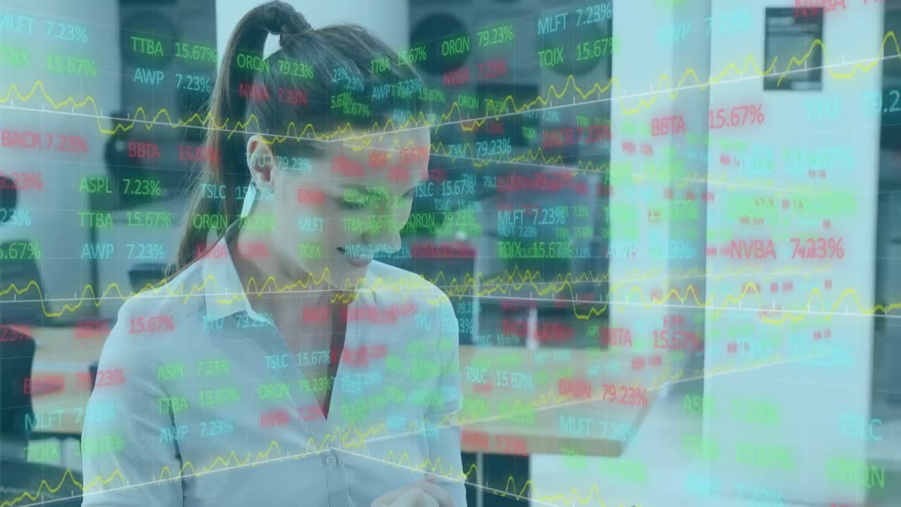 animación de gráficos financieros y datos sobre mujer caucásica estadounidense usando tableta