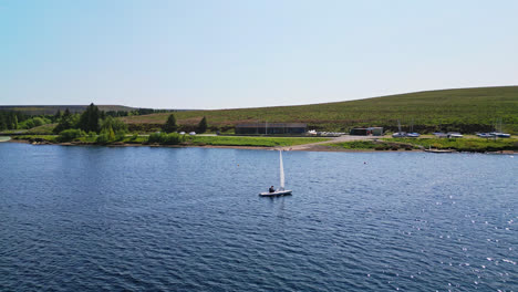 Genießen-Sie-Die-Atemberaubende-Aussicht-Auf-Einen-Herrlichen-Blauen-See,-Während-Segelboote-Bei-Einem-Spannenden-Segelwettbewerb-Am-Winscar-Reservoir-In-Yorkshire-Um-Die-Wette-Segeln