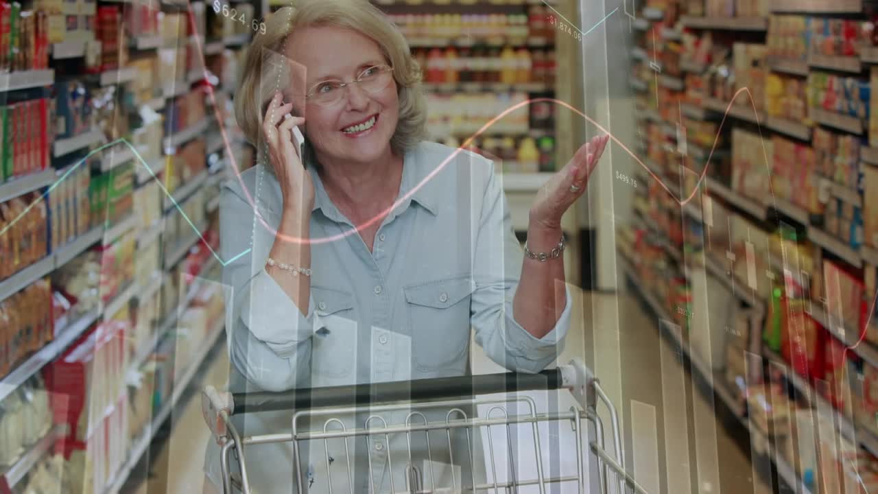 Animazione dell'elaborazione dati su una donna anziana caucasica sorridente che parla al telefono in un negozio.