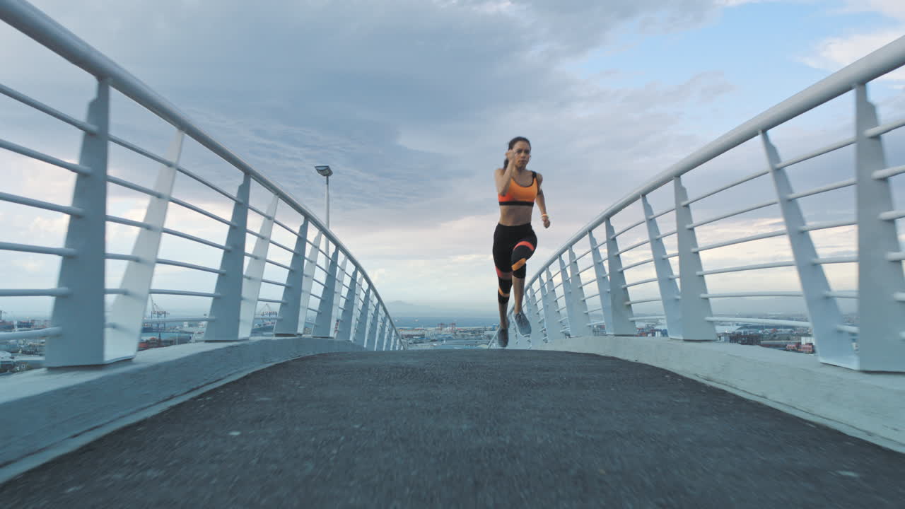 ciudad, puente y acondicionamiento físico, mujer corriendo
