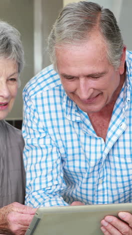 pareja de ancianos usando una computadora portátil