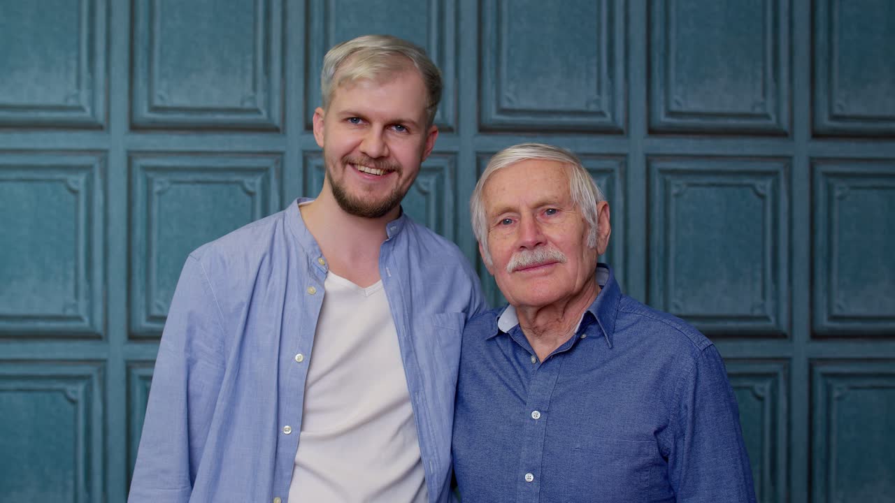 Glückliche und liebevolle Verbundenheit verschiedener männlicher Generationen: Familie mit Senior-Vater und erwachsenem Sohn oder Enkel.