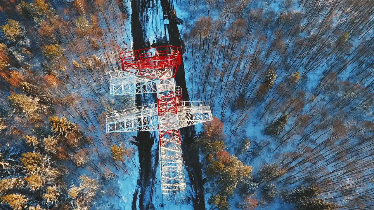 겨울 숲의 전기 철탑. 전력탑. 전기 타워