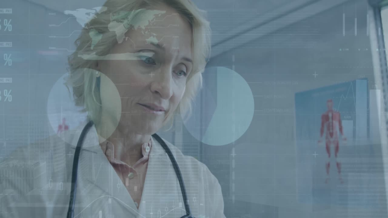 animazione dell'interfaccia infografica, vista a basso angolo di una dottoressa che utilizza un tablet digitale in ospedale