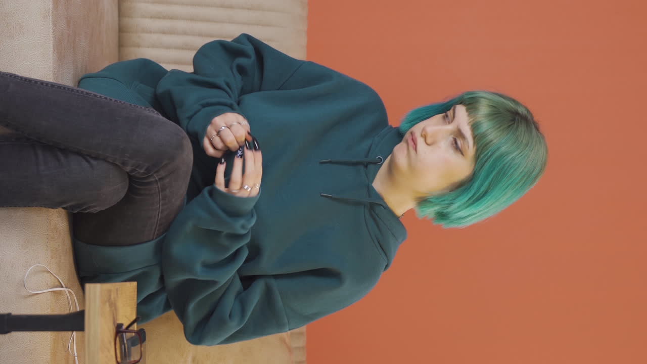 vídeo vertical de una joven preocupada y nerviosa.