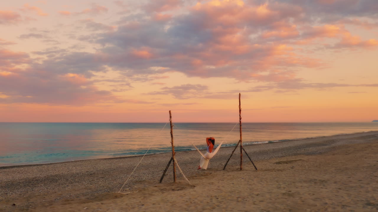chica en el columpio cerca del mar