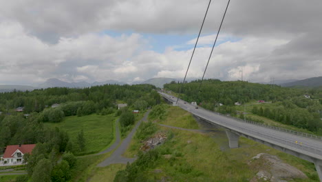 tiro de drone del puente halogaland en noruega suspensión
