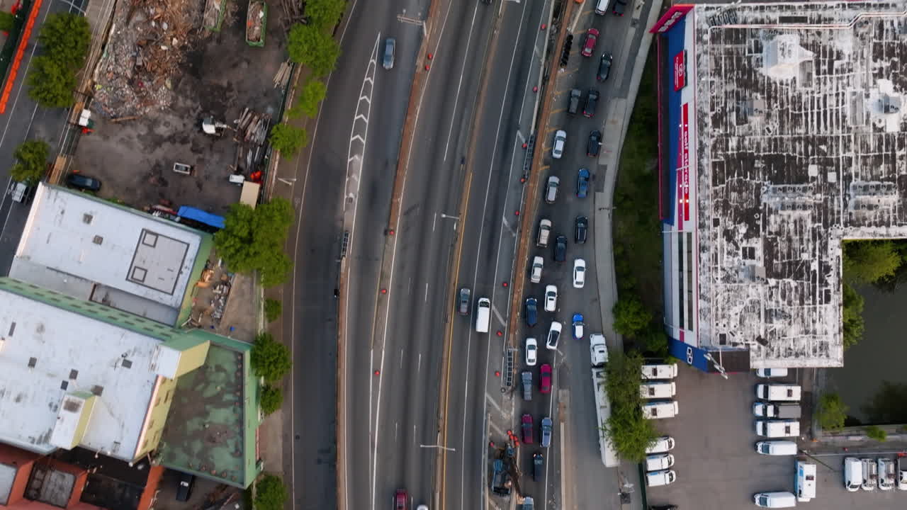 미국 뉴욕 모트 헤이븐에서 일몰하는 i-87의 교통을 따르는 항공 개요