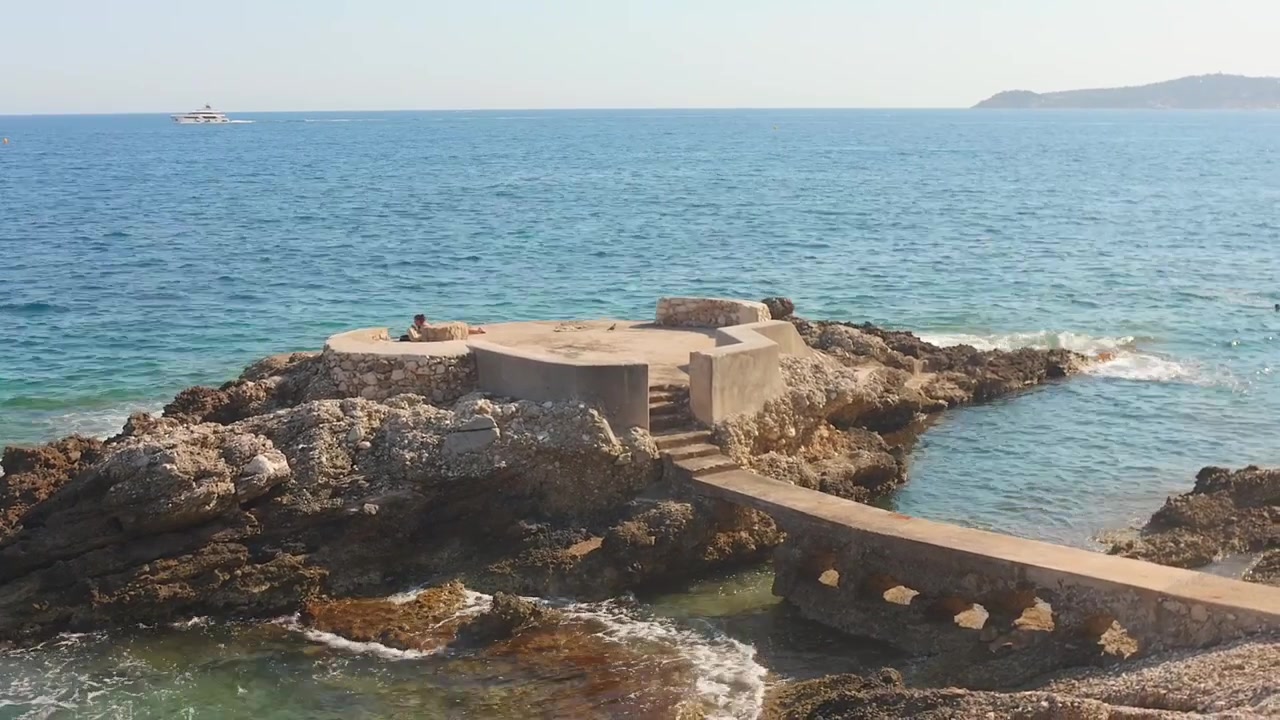 Luogo di ritrovo sul mare su una roccia scoscesa collegato da un passaggio pedonale in cemento, Francia