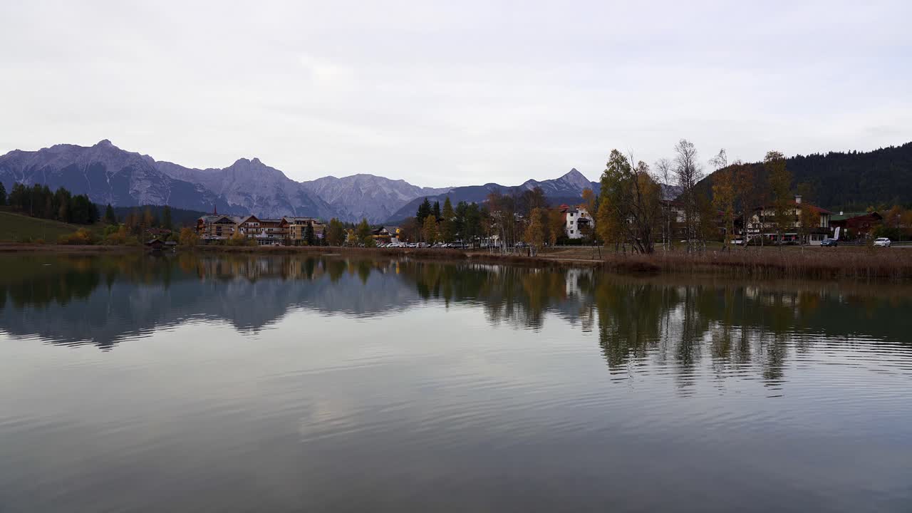 Perfekter Alpensee im Herbst, der die Bergkulisse widerspiegelt