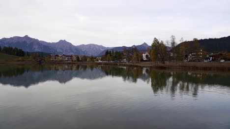 秋天在阿爾卑斯山的完美湖泊 反映山脈的背景