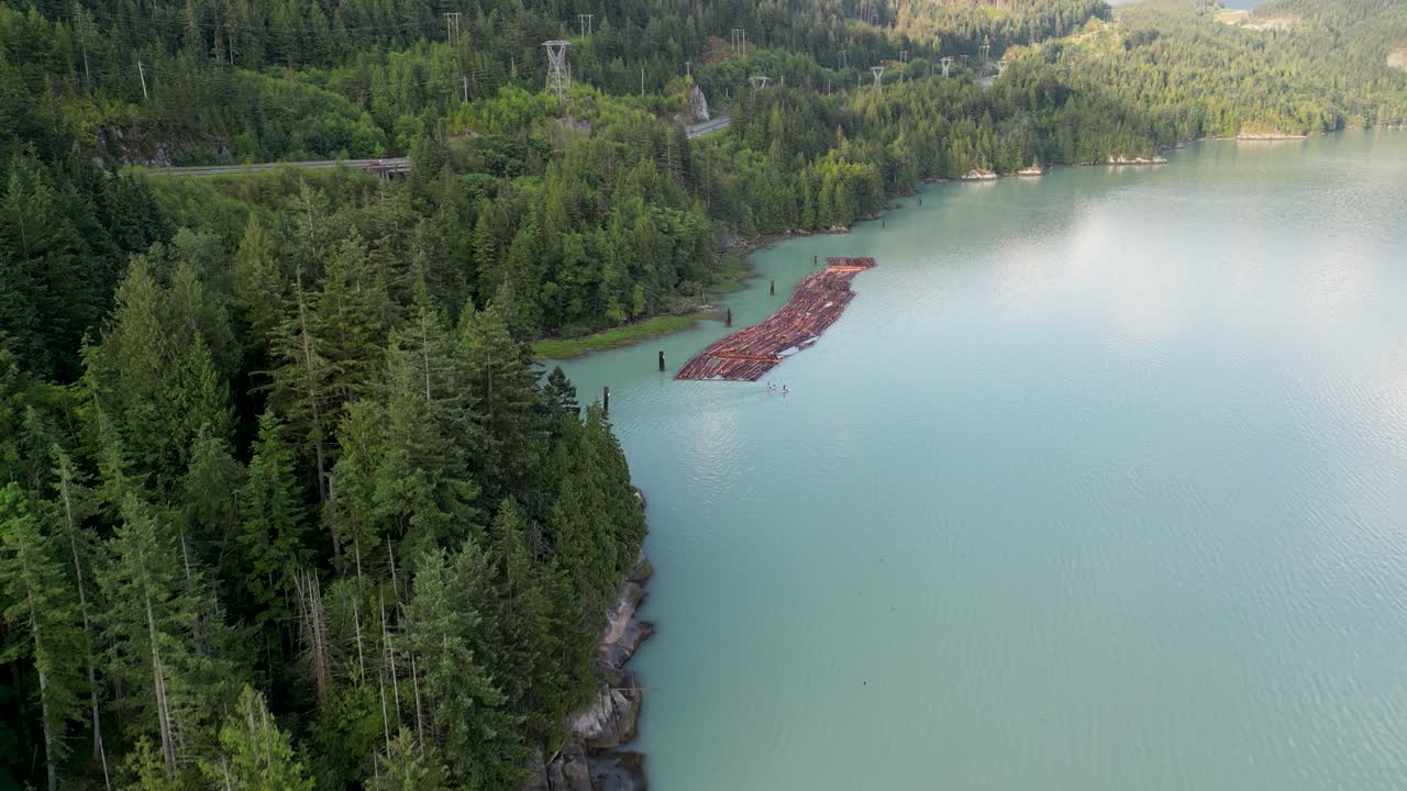 vista aérea de la costa de howe sound con madera de tala flotante, escamish, bc, canadá