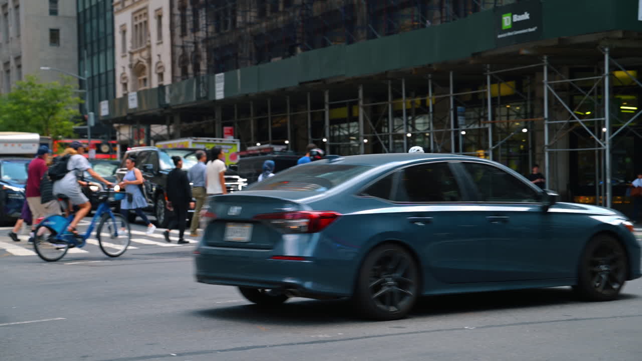 New York, USA, 1 agosto 2025: auto della polizia di New York in servizio a Manhattan. Un veicolo di pattuglia del dipartimento di polizia di New York parcheggiato in una strada trafficata di Manhattan
