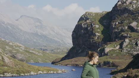 Mujer-Joven-Turista-Caminando-En-Un-Hermoso-Paisaje-Escénico-Del-Río-Disfrutando-De-Viajes-De-Vacaciones-Explorando-El-Estilo-De-Vida-Independiente-De-Vacaciones