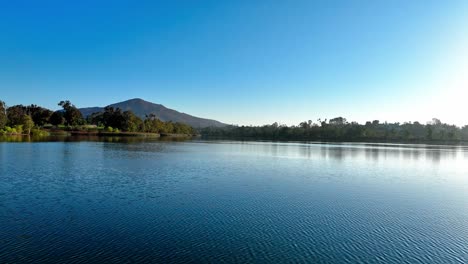 Nachdenkliche-Reflexion-Lake-Murray-La-Mesa-Kalifornien-Enthüllt-Wunderbare-Cowles