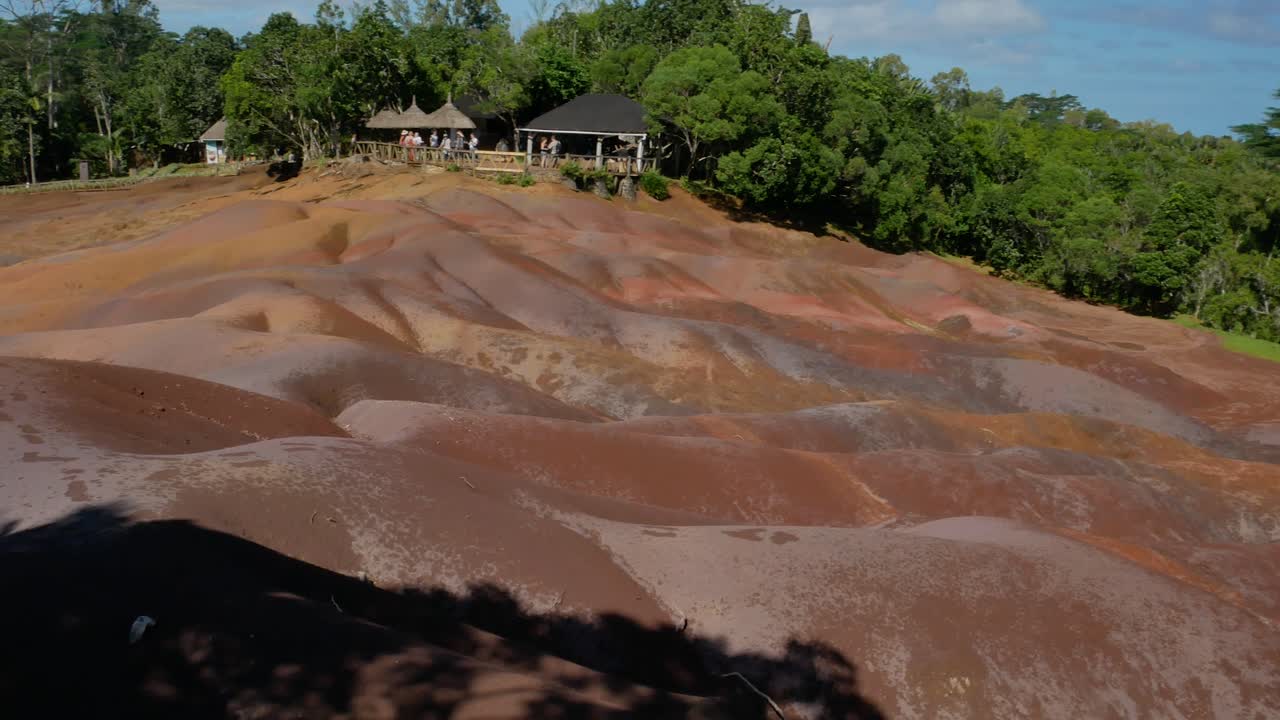 una toma panorámica de la "tierra de siete colores" en mauricio