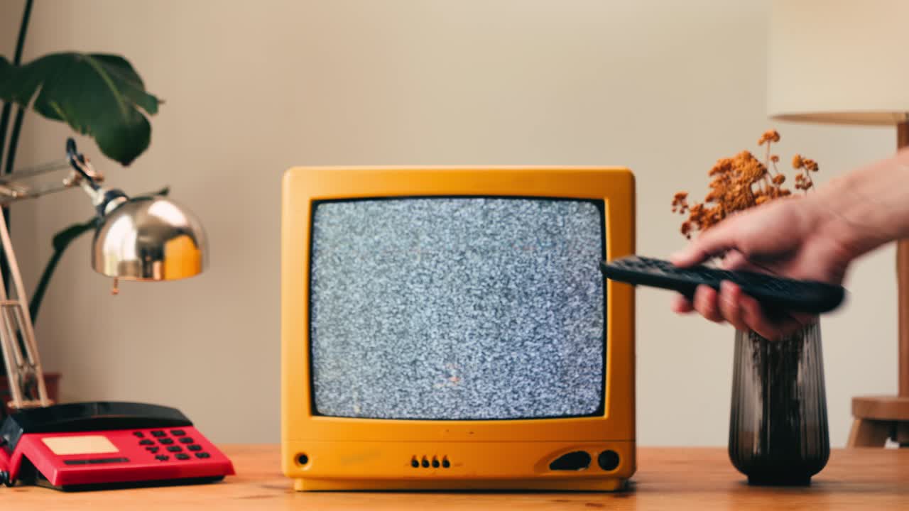 레트로 tv, 노스탈기적인 설정으로 빈티지 tv, 레트로 tv는 화면에 곡물을 표시합니다, 무서운 할로윈 밤 장치, 크로마 키 및 그린 스크린에 좋습니다.