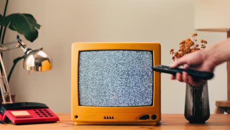 tv retro, televisión vintage en una configuración nostálgica, una tv retro muestra grano en la pantalla, dispositivo aterrador de la noche de halloween bueno para la llave de croma y la pantalla verde. imágenes de alta calidad 4k