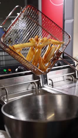 patatas fritas fritas en una freidora comercial
