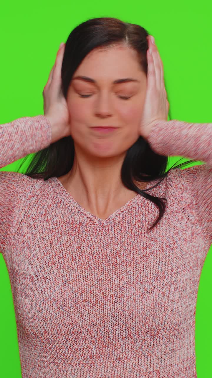 Ragazza irritata e irritata che copre le orecchie, che fa gesti, che non evita i consigli, che ignora il rumore, le voci forti.
