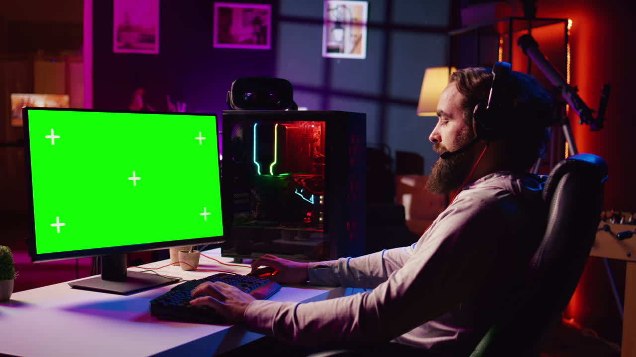 Giocatore che combatte contro i nemici in uno sparatutto multiplayer online sul monitor chroma key