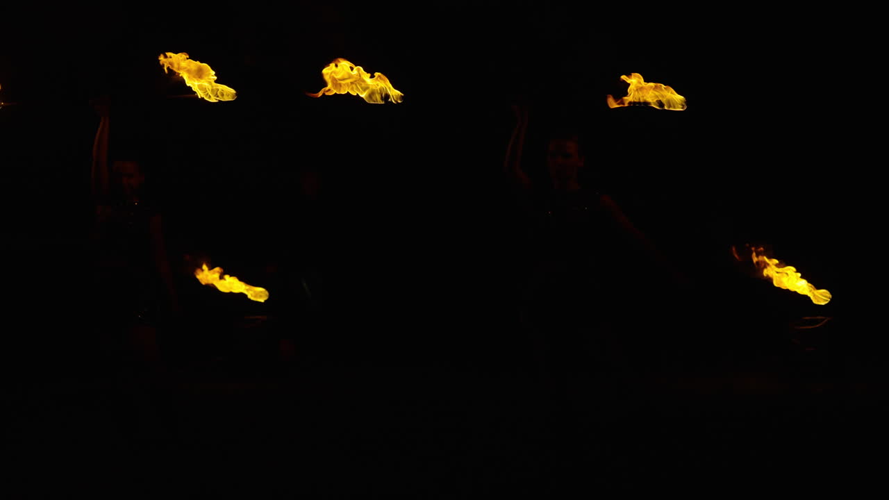 밤에 불 댄서 공연