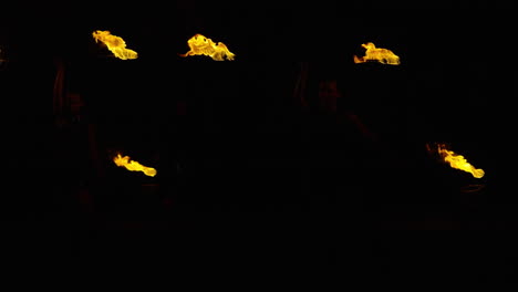 espectáculo de bailarines de fuego por la noche