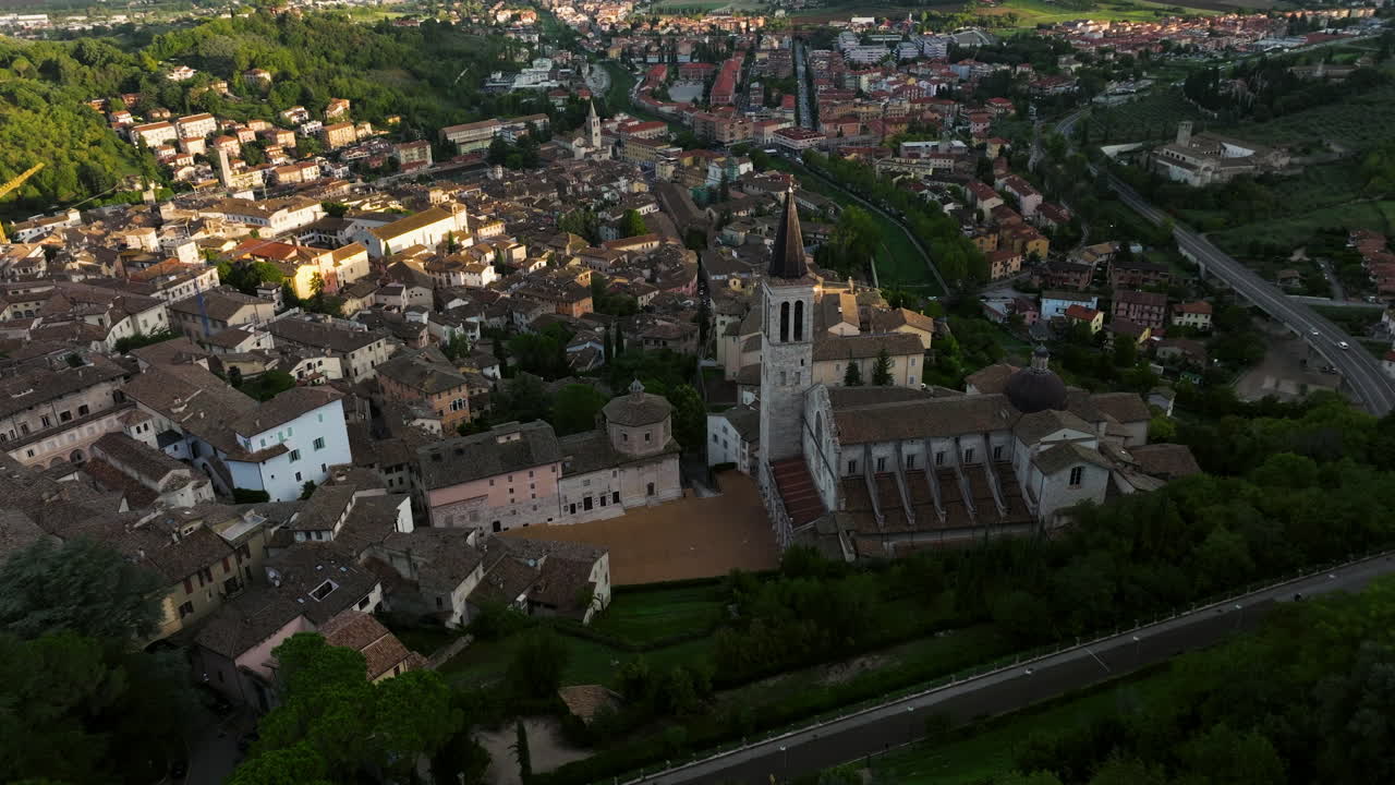la catedral de spoleto y el paisaje urbano de spoleto, umbría, italia