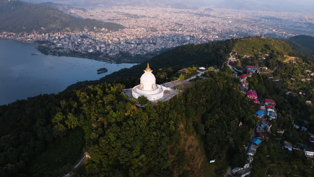 pagoda de la paz mundial en pokhara, nepal - disparo aéreo de un avión no tripulado