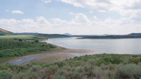 Grüne-Felder,-Berge,-Wasser-Und-Buchten-Zeigen-Die-Schönheit-Von-Caribou-County-Idaho