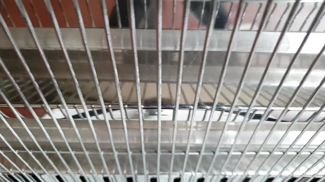 cacerola deslizante en cámara lenta que crea un efecto de paralaje con una parrilla de calentador infrarrojo eléctrico de invierno en movimiento