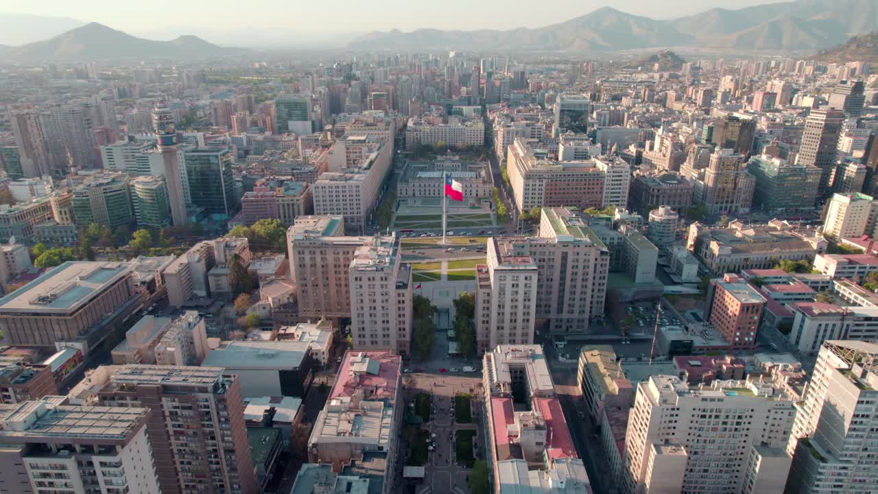 Ripresa aerea con allontanamento da Palazzo de La Moneda, che rivela la passeggiata Bulnes nel paesaggio urbano di Santiago, Cile