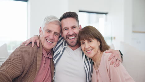 Sonrisa,-Cara-Y-Hombre-Con-Padres-Mayores-En-Un-Sofá