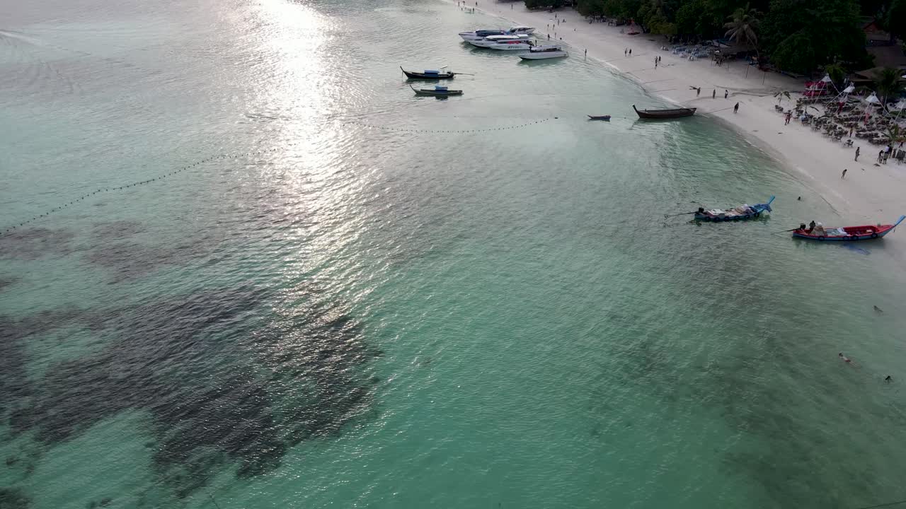 저녁 시간에 해변가를 따라 쾌속정과 모터 보트를 타고 태국 파타야 만 상공에서 높은 공중 드론 촬영