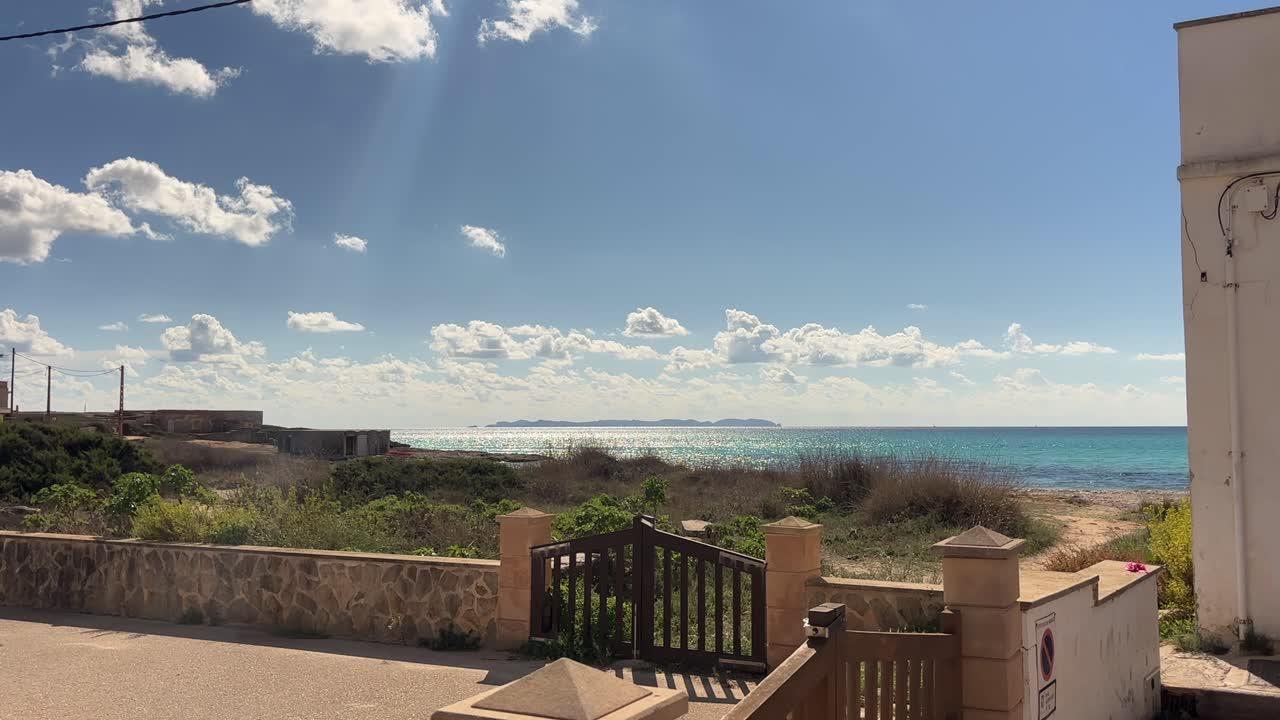 Preciosa vista al mar de la playa de El Trenc en Mallorca, España, vista desde la terraza de una casa bajo un cielo azul y soleado