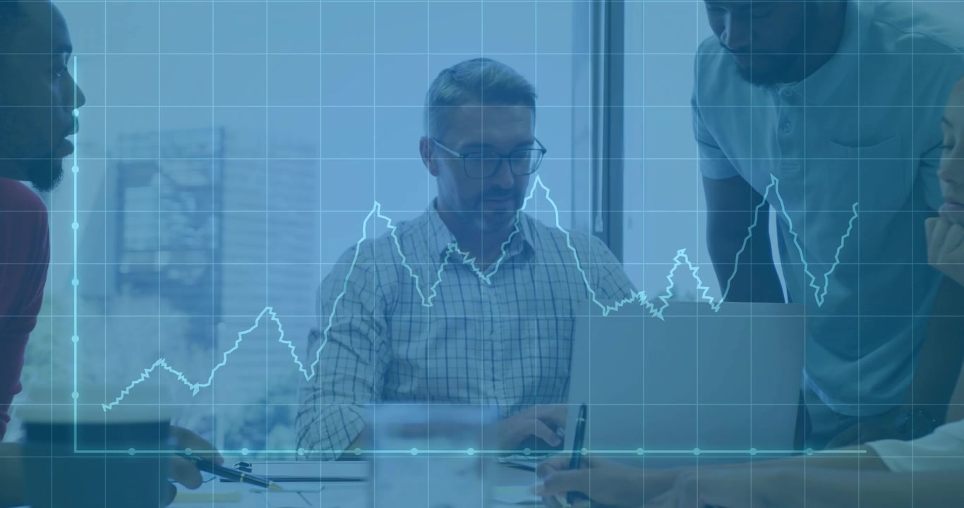 Manager che prende appunti mentre un grafico a linee animato si dissolve su un tavolo da riunione d'ufficio per analizzare i dati.