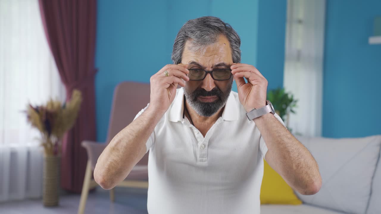 hombre lindo de mediana edad con problemas de visión.