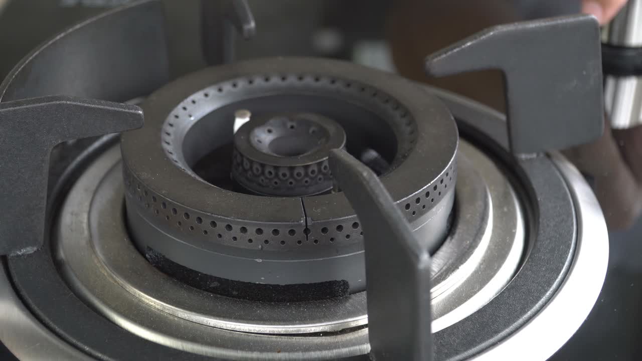 가스레인지 버너에서 나오는 푸른 불꽃