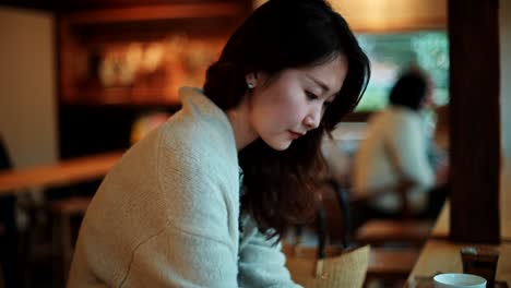 카페에 있는 여자