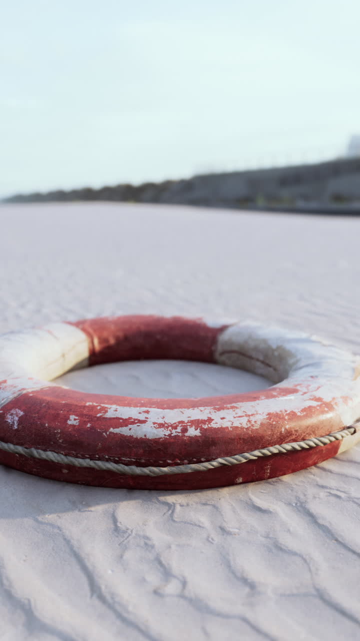 모래 해변 에 있는 은 구명선