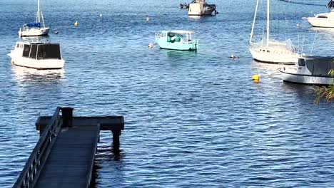 largo muelle con barcos en el río swan en peppermint grove, perth, australia occidental