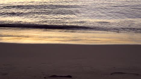 Suaves-Olas-Lavan-En-Tierra-Tropical-Playa-Hawaiana-Con-Huellas-En-La-Arena