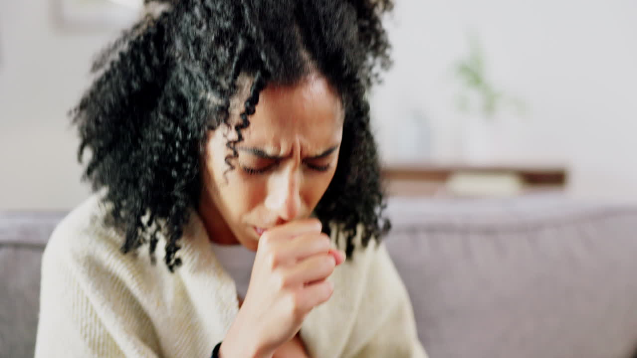 enfermo, gripe y mujer tosen en casa de resfriado