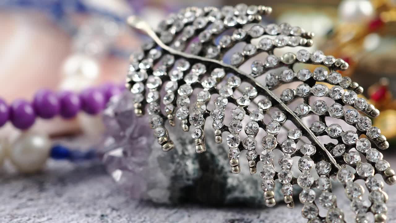 Elegant Silver Feather Brooch Adorned with Sparkling Rhinestones