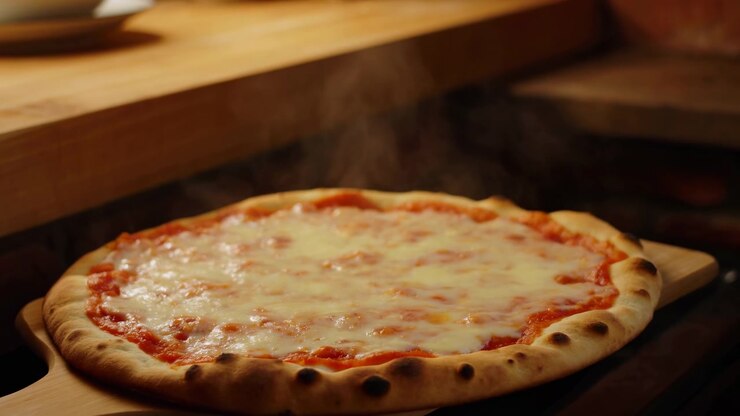 Pizza Margherita calda su pala, mozzarella fumante che si scioglie sulla salsa di pomodoro, crosta dorata e bollosa, di legno